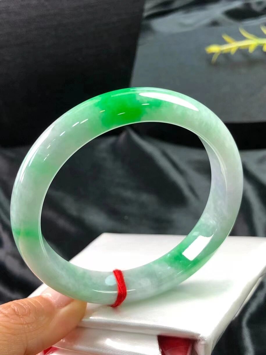 阳绿翡翠手镯