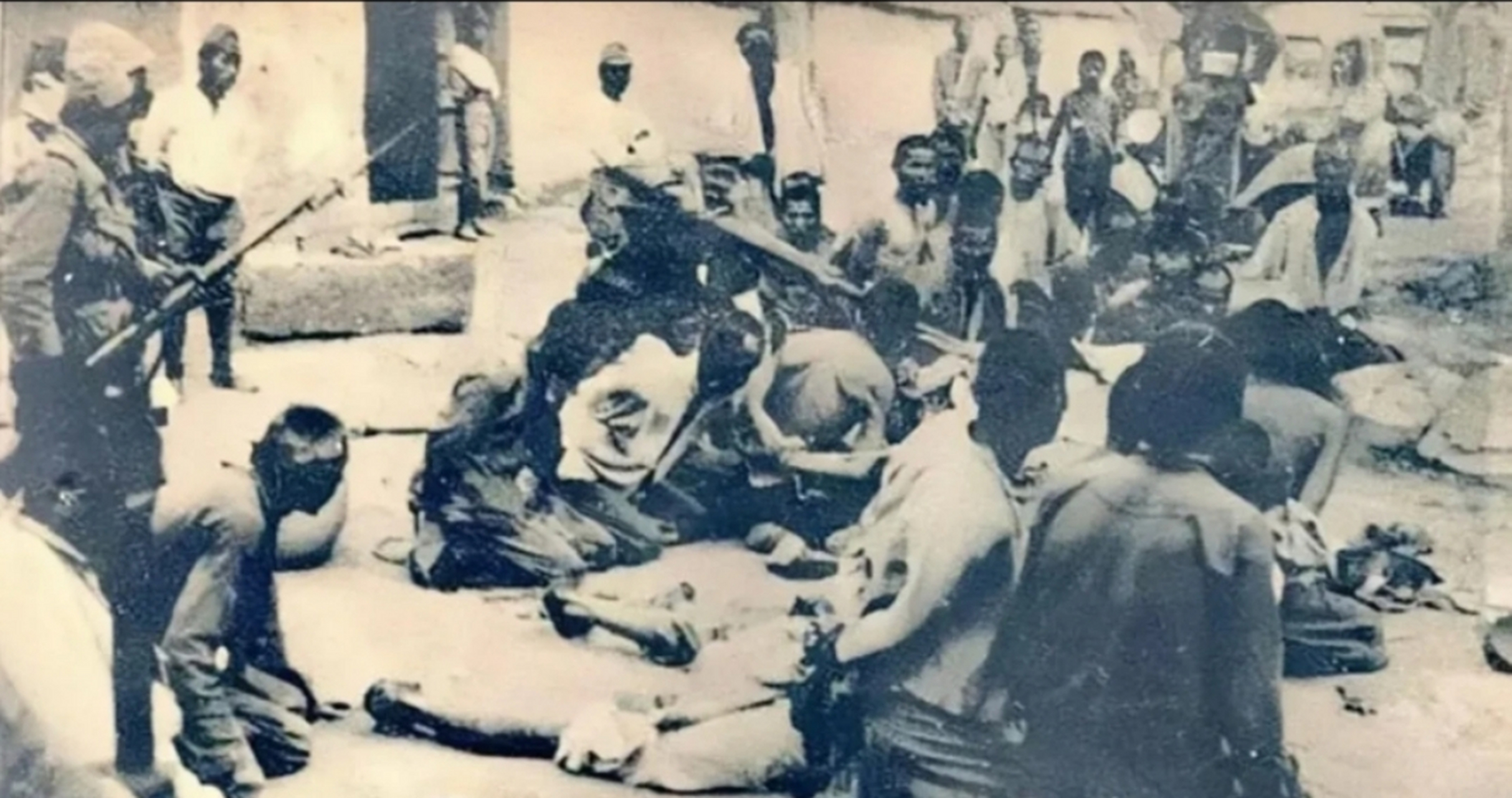 抗战时期,日军在占领区实行"三光"政策,他们把全村男女老少手都反绑