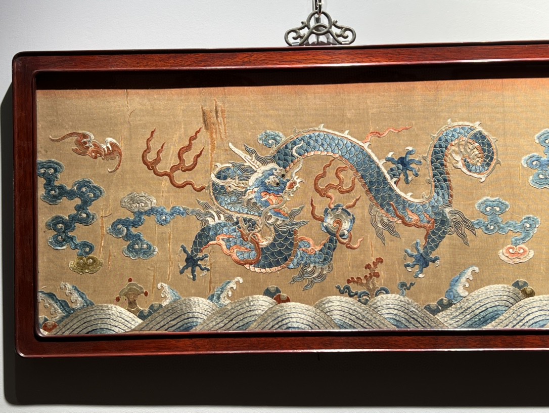 宫廷黄地龙纹刺绣横幅挂屏