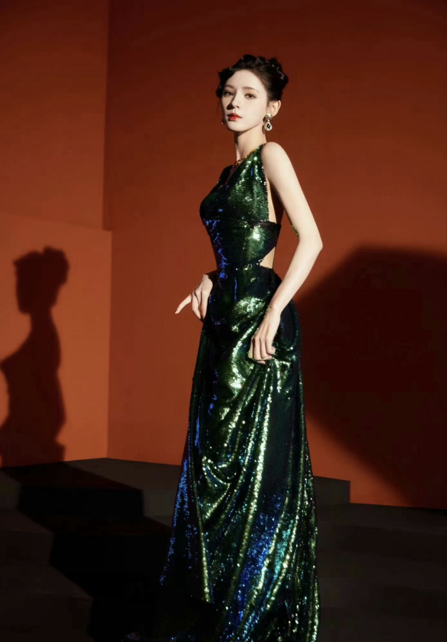 张予曦今日红毯造型很适合她,墨绿色的露背群,展现了她的好身材,波光