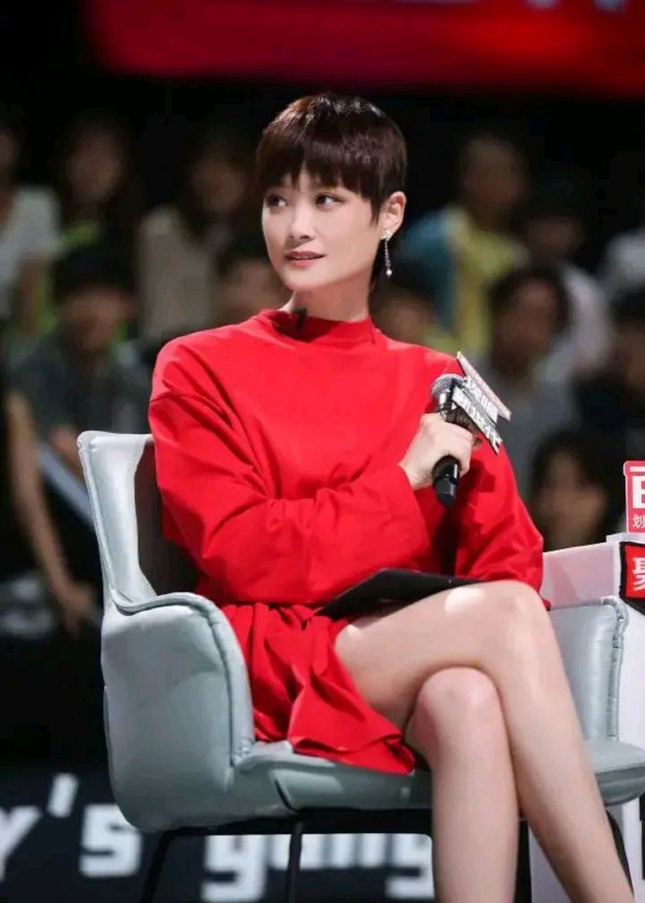 李宇春05年超级超女夺冠,之后进入娱乐圈发展,一转眼,18年过去了仍然