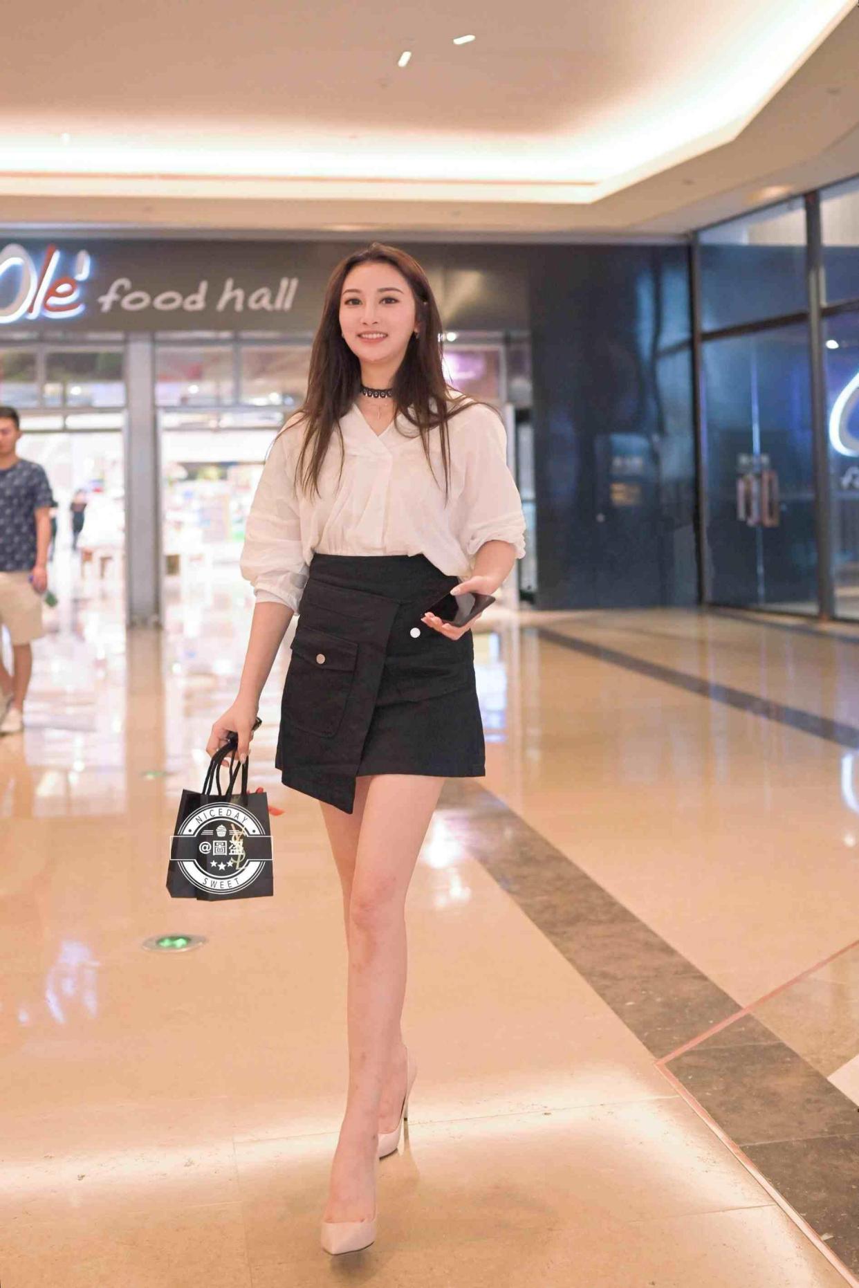 好看精致的短裙穿出时尚感,衬托修长腿型,时髦得体