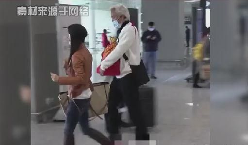 张庭夫妇出现机场,林瑞阳慌慌张张的抱着行李箱,低着头不看镜头