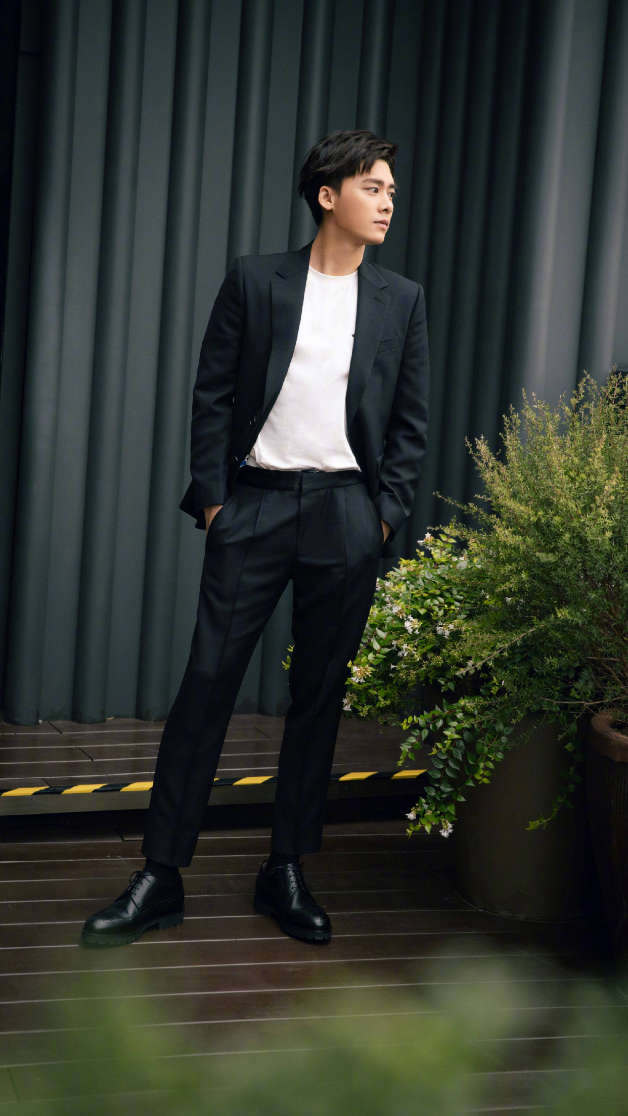 演员李易峰,帅气西装写真来了,还有休闲风格,你喜欢哪一个造型