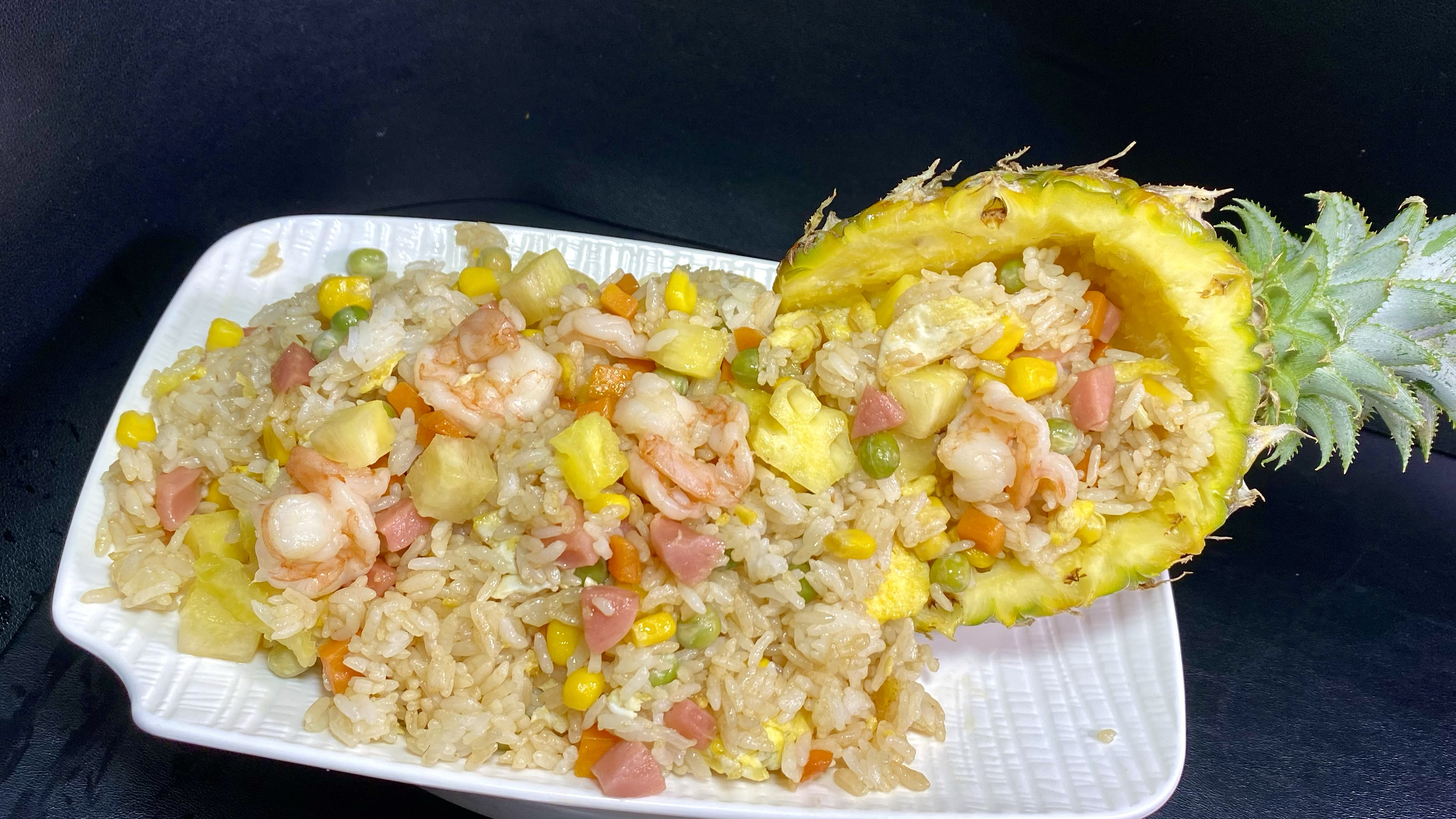 在这个菠萝最美味的季节怎么能少得了这个菠萝炒饭呢?