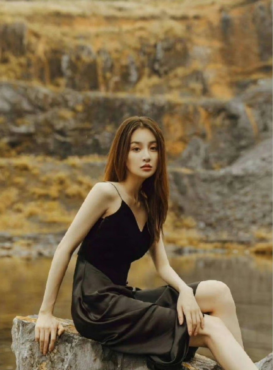 在《狂飙》中,高启兰39岁,三甲医生,她拎着18万的