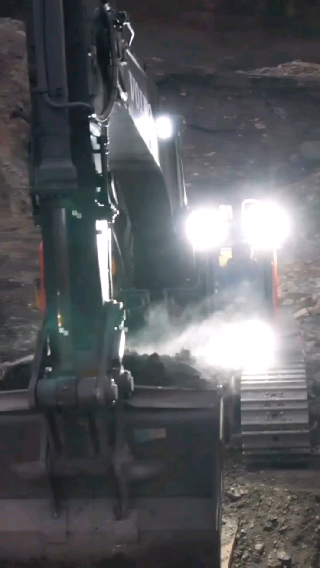 沃尔沃挖掘机晚上干活视频