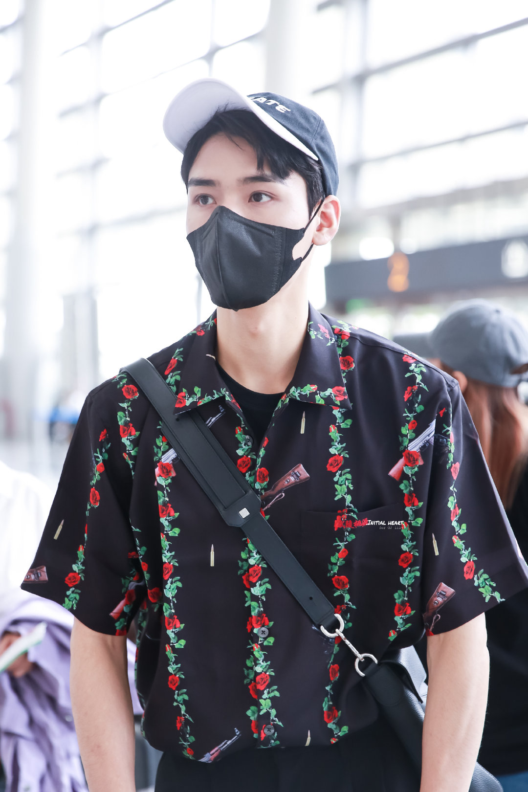 龚俊机场穿搭,花卉衬衫经典帅气,色彩元素好看又不失优雅
