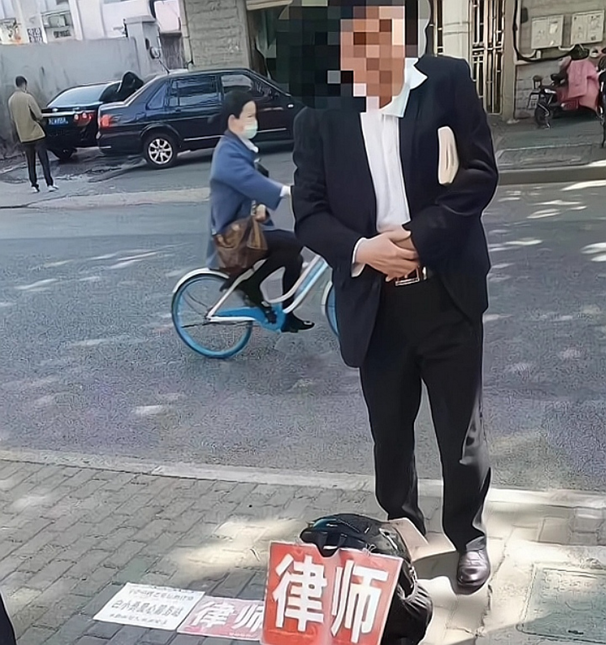 网友:现在的律师都出来摆摊了吗?91