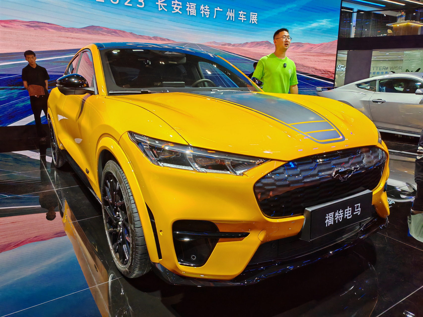 今天在广州车展还打卡了一下福特展台,这次展出的全新mustang dark