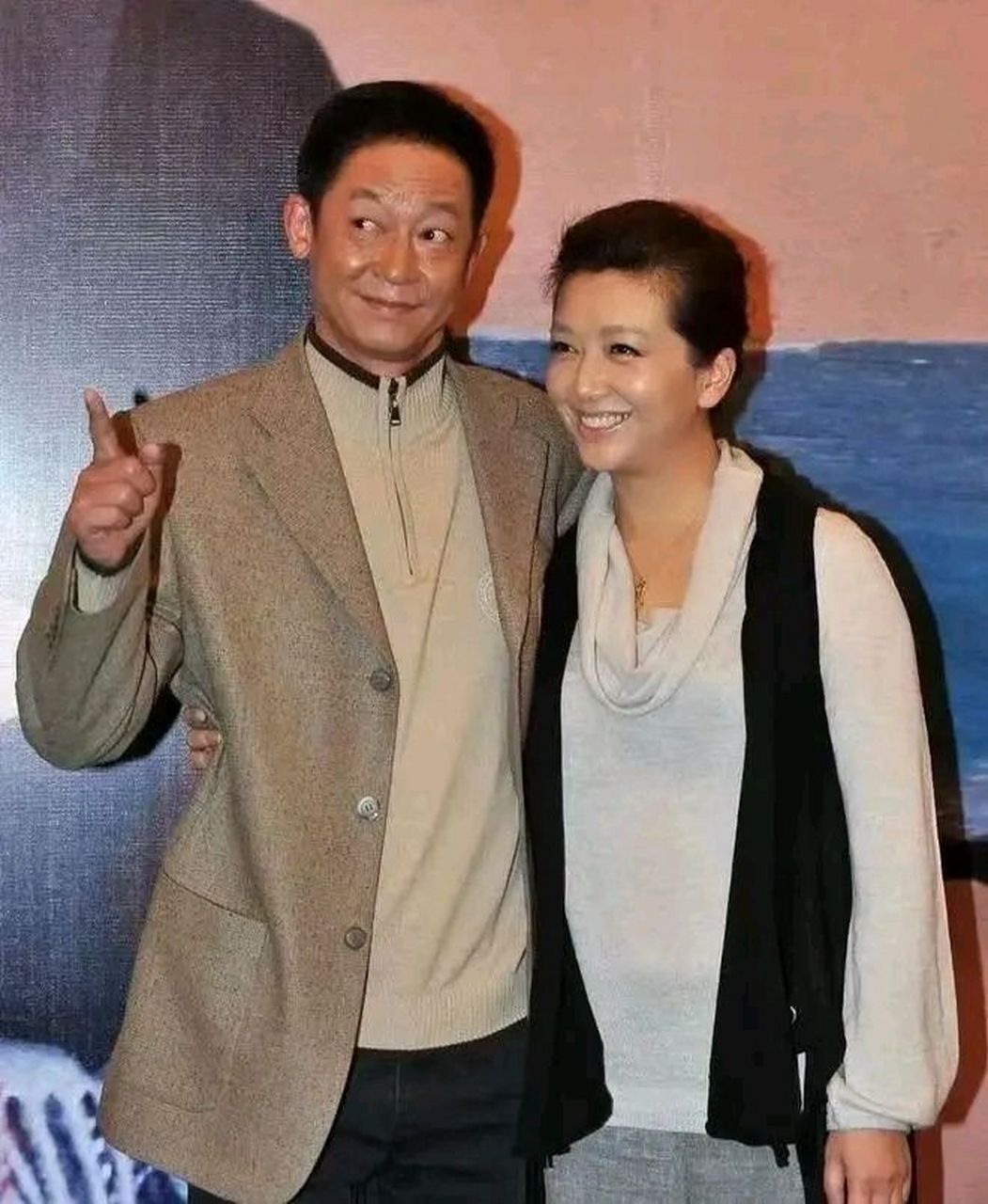 2002年,杨志刚和江珊拍戏,杨志刚从背后抱住江珊,结果江珊来了这么