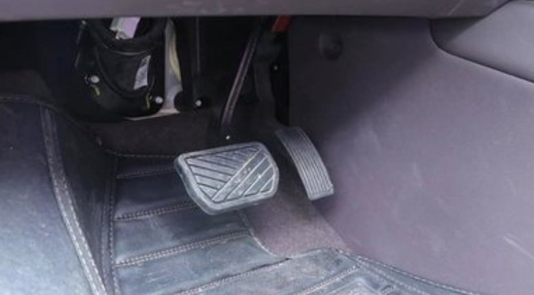 刹车是左边还是右边?