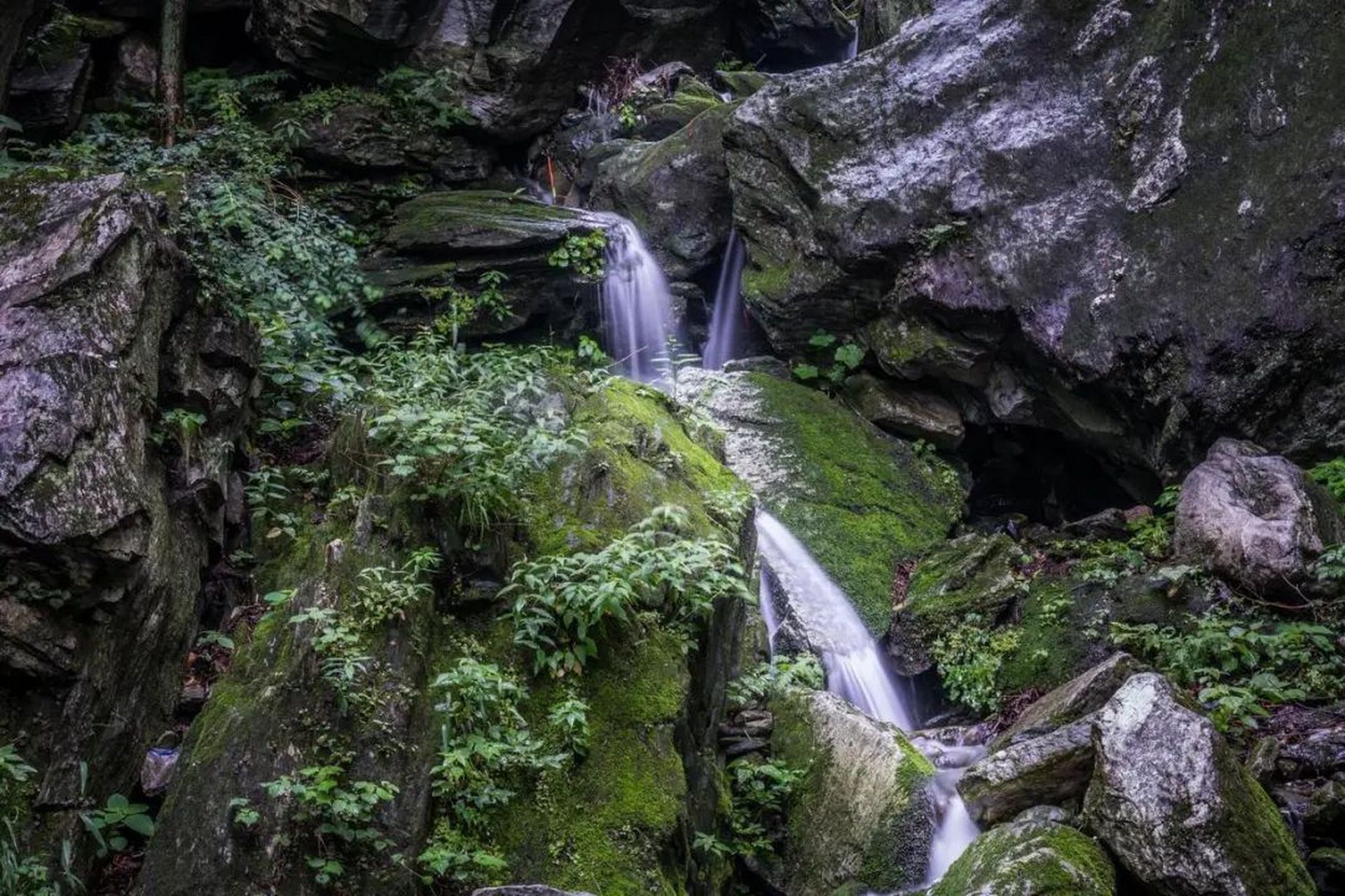 林州千瀑沟瀑布群:风光原始,瀑布遍布,千瀑汇流千瀑沟瀑布群位于河南