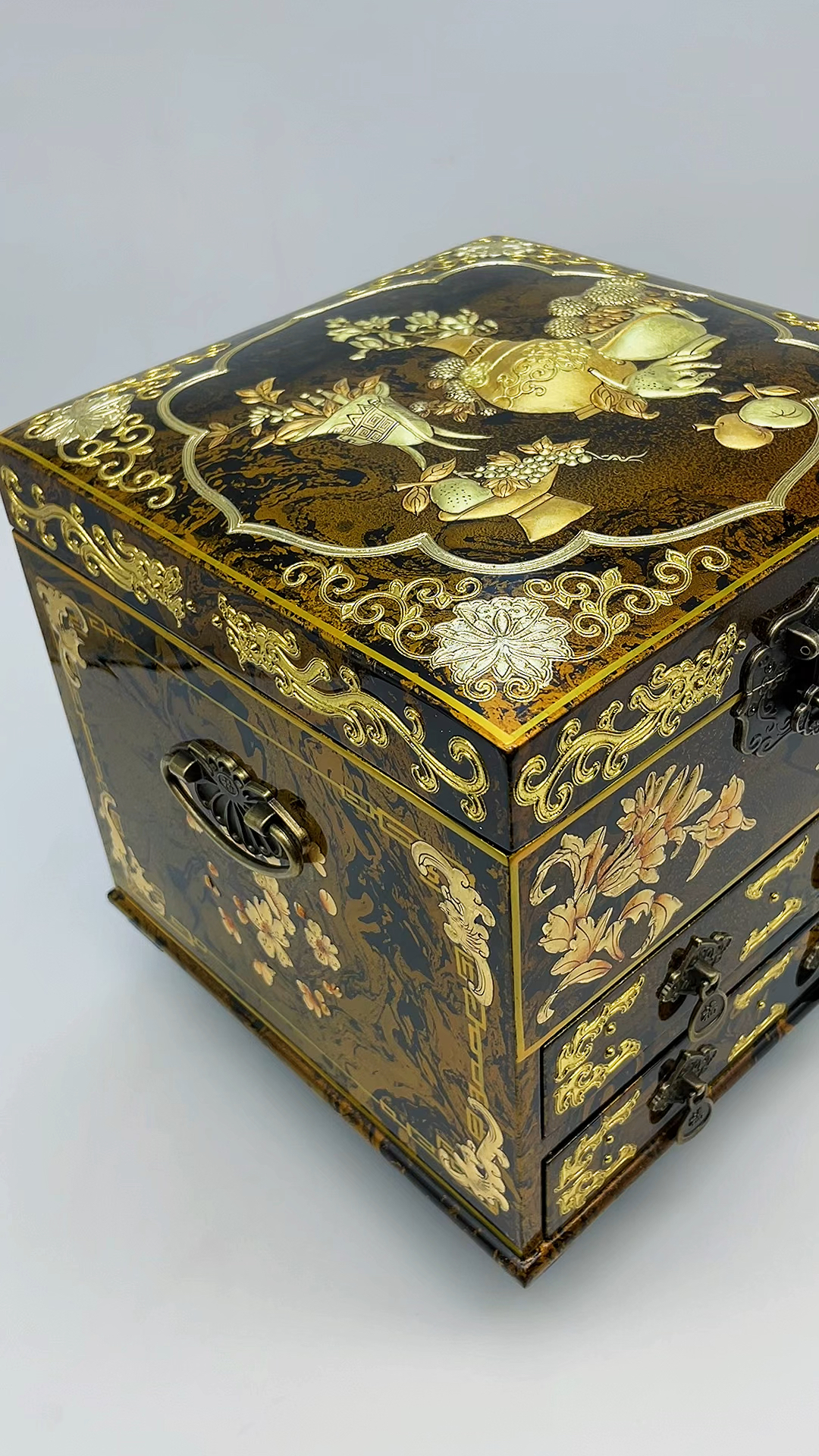 平遥推光漆器外观古朴雅致,闪光发亮,绘饰金碧辉煌,手感细腻滑润,诚为