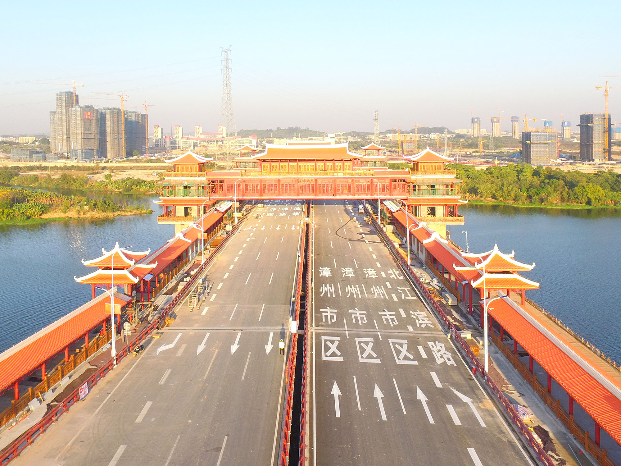 世界跨径最大最长的廊桥漳州金峰大桥通过交工验收