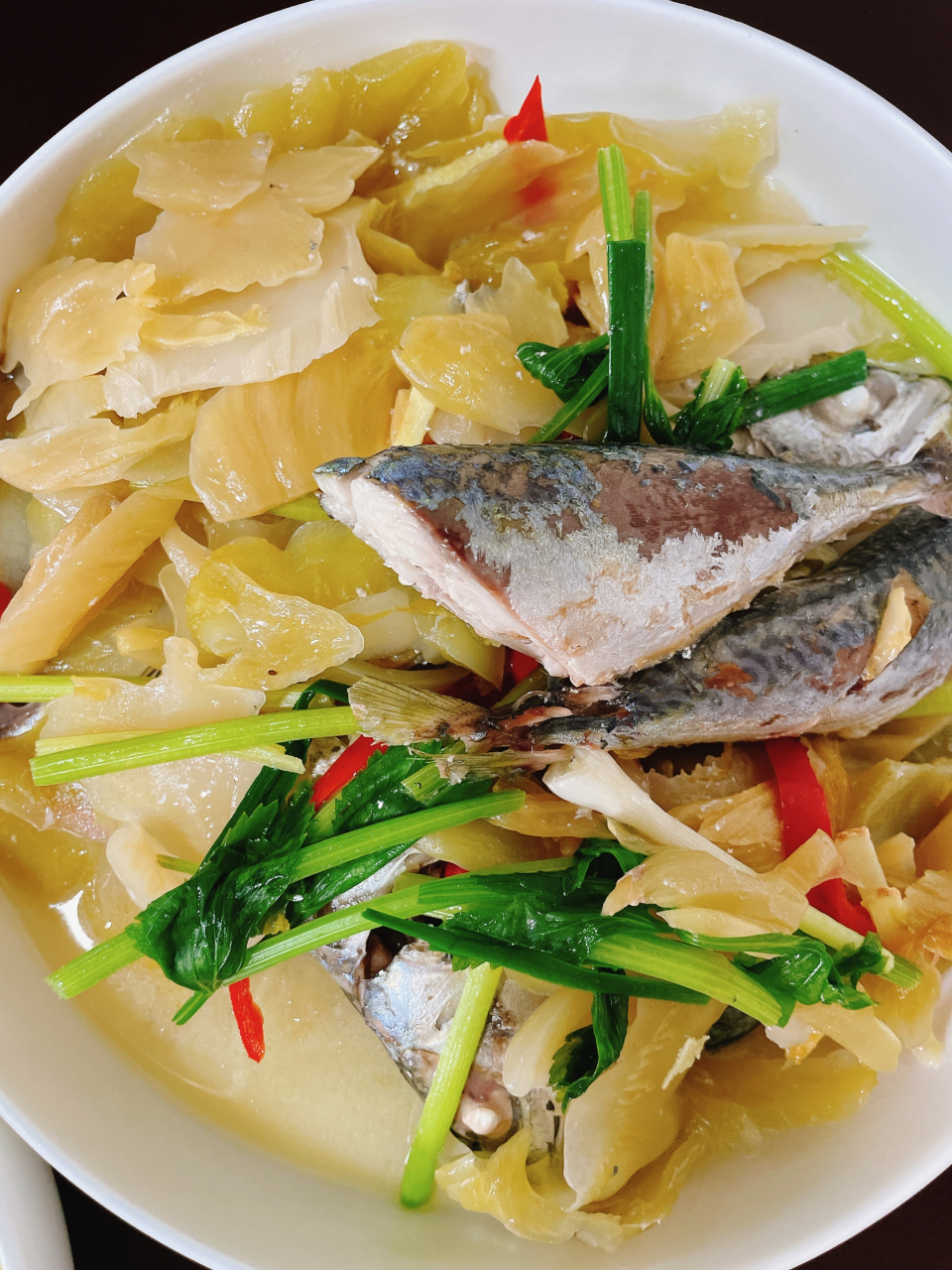 潮汕家常菜 清炒娃娃菜 咸菜煮花仙鱼 秋瓜饺子汤 油炸猪皮排骨煲