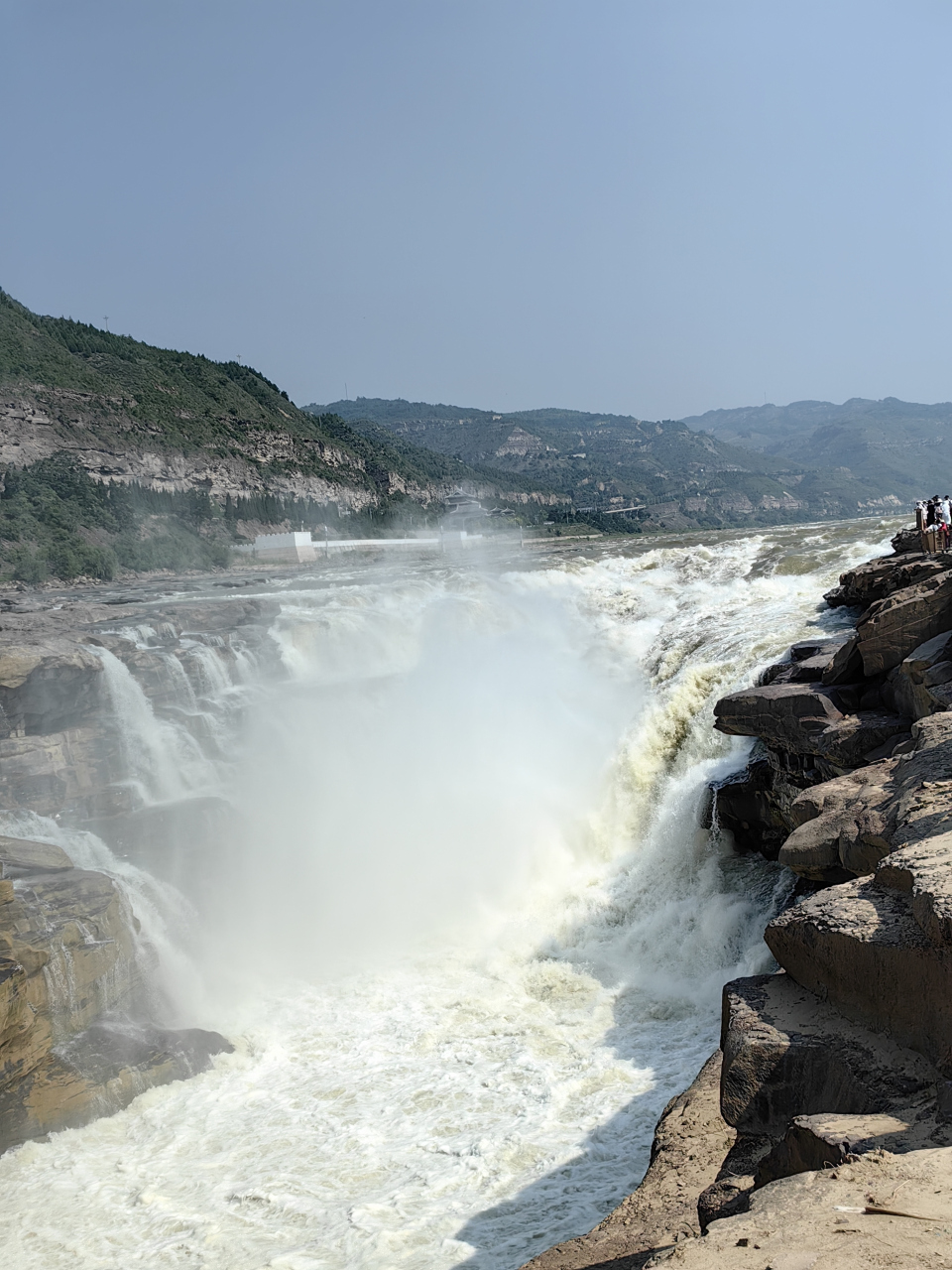 两岸山峦恒久矗立,此方河流奔腾不息,纵古穿今,何曾复回?