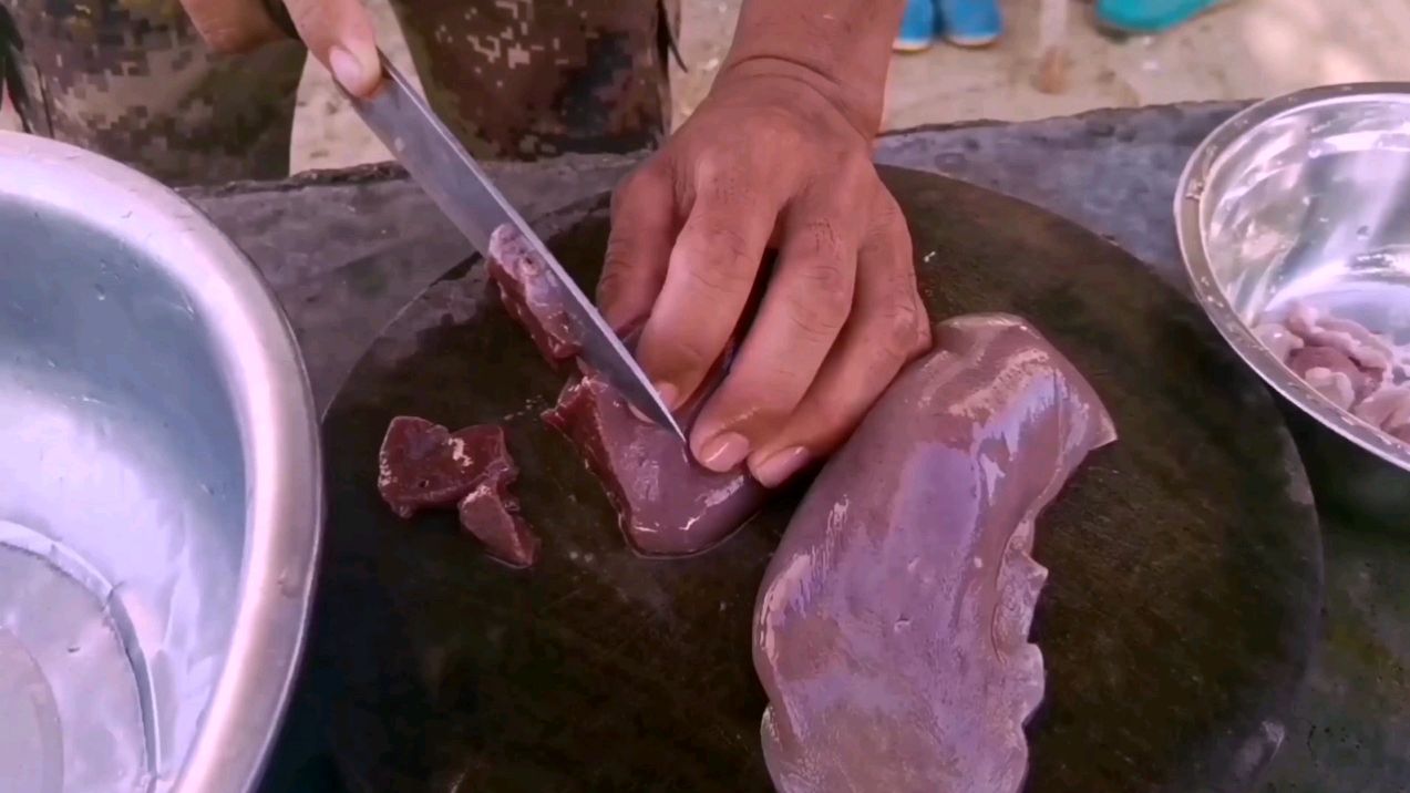 农村大叔的早餐丰富,猪肝,粉肠,瘦肉粥,能吃几大碗