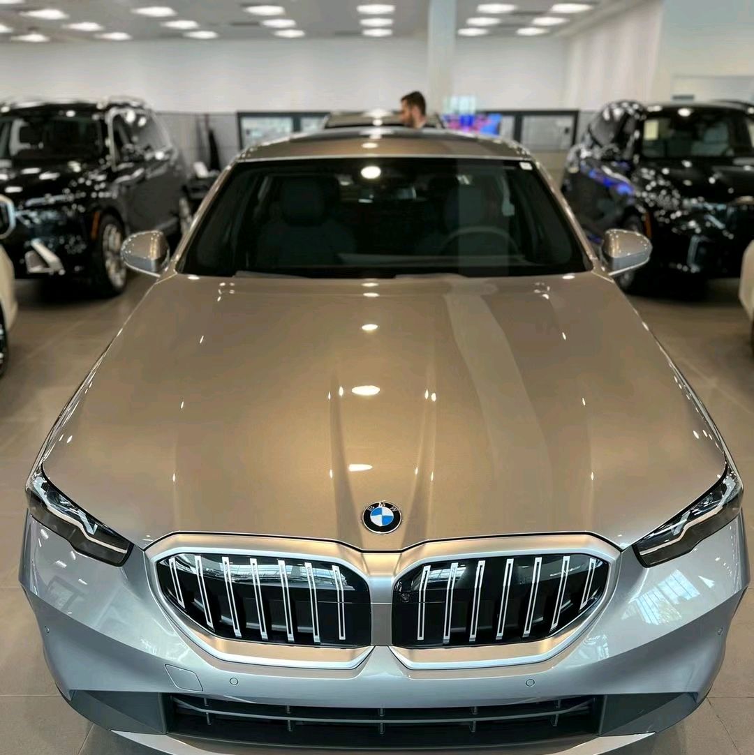 香槟金色涂装,科技范十足】想象一下,在蜿蜒的公路上,一辆豪华轿车以