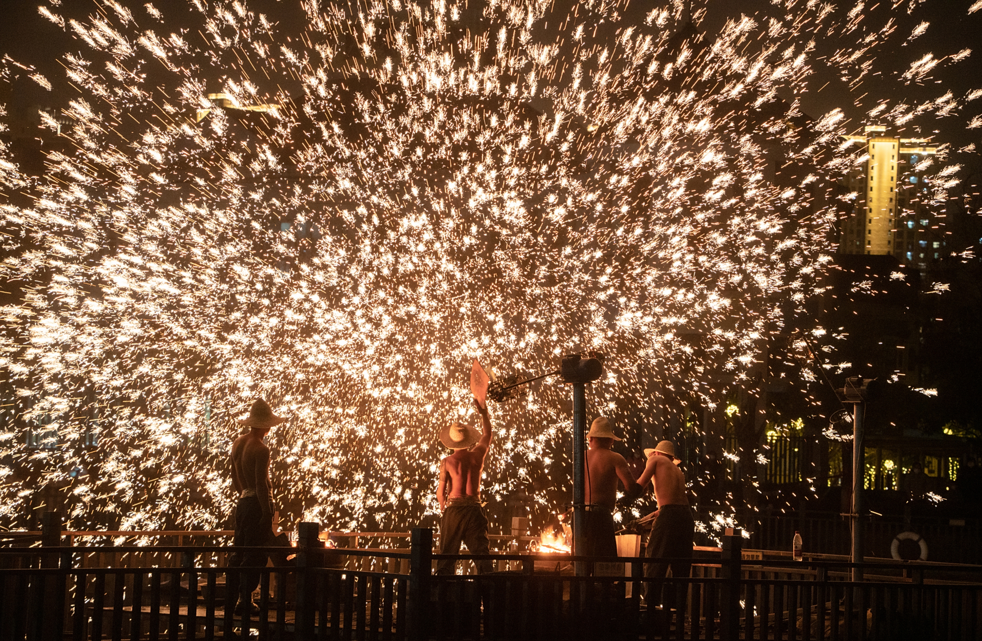 古代人的浪漫,千年非物质文化遗产——打火花,又名"打铁花",是一种