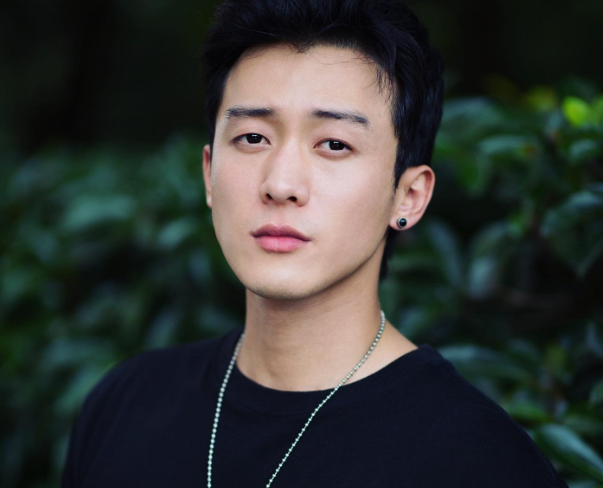 戚成钢的扮演者是谁?