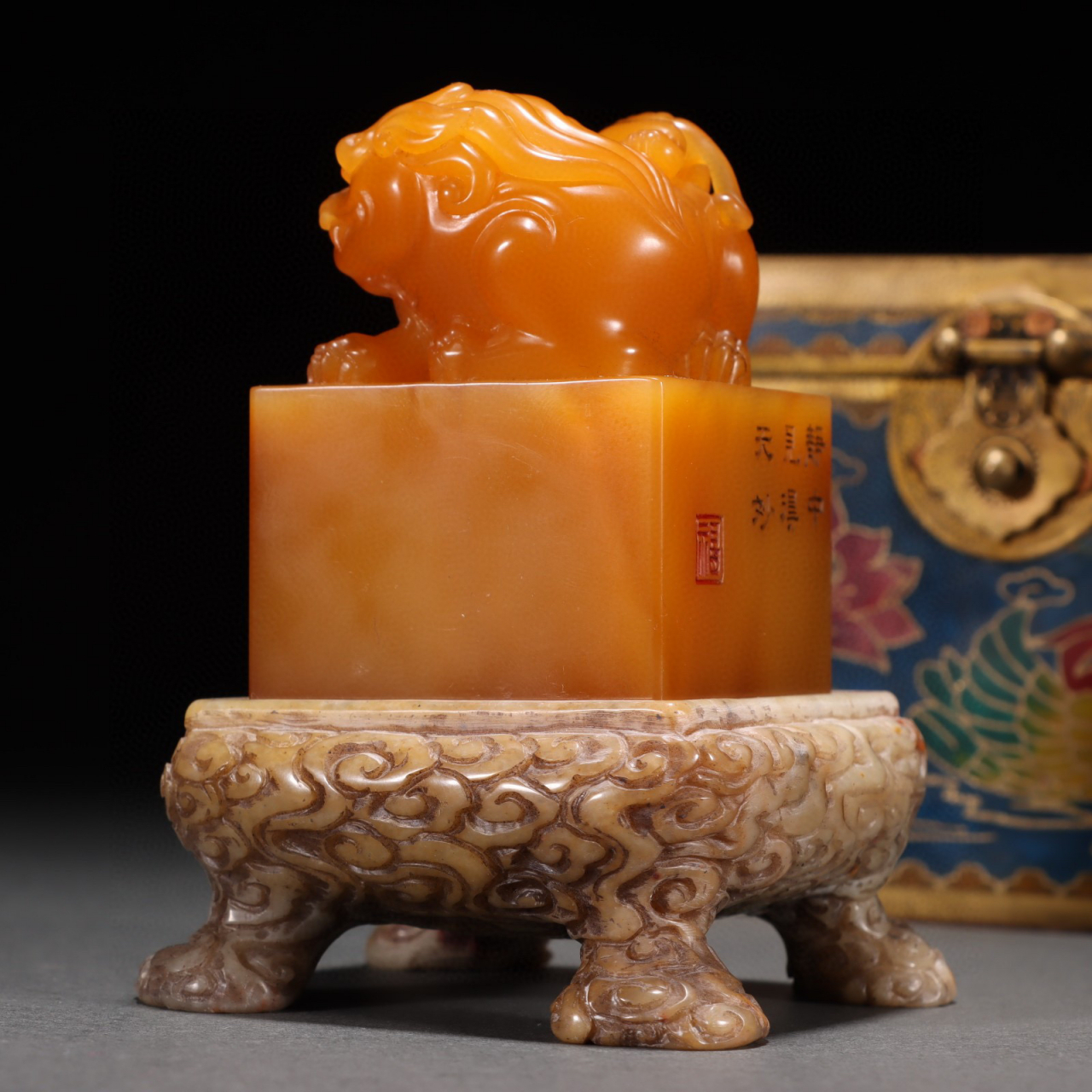 清嘉庆 田黄石太师少师钮印章. 规格:总高10㎝宽7.5㎝重652g