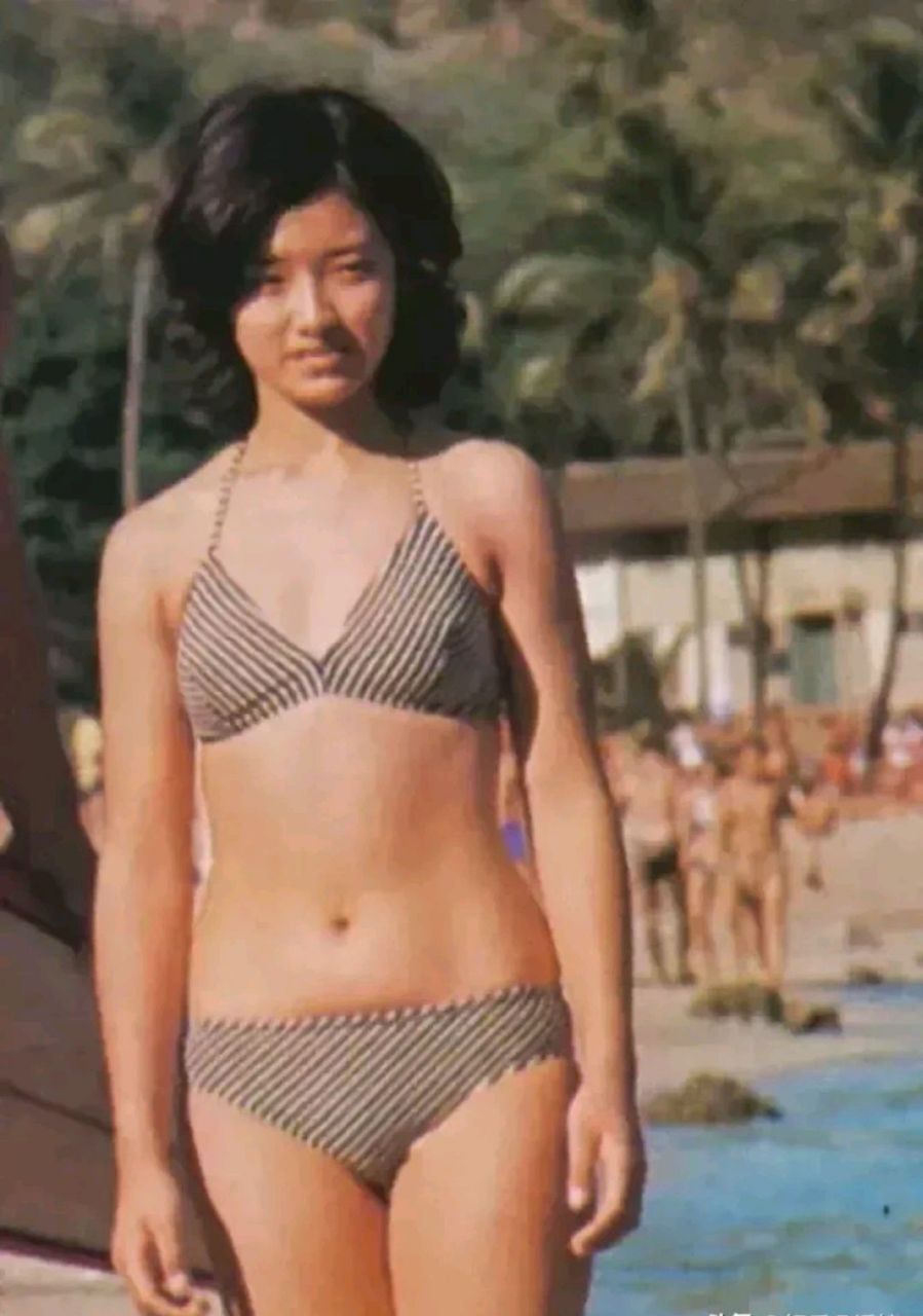 山口百惠年轻时穿泳装的一张照片.