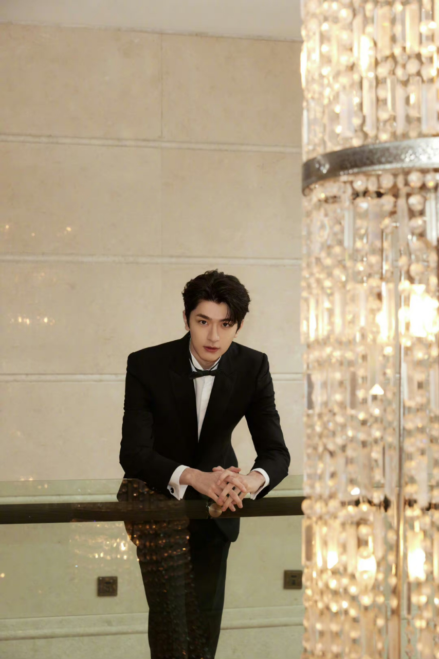 林一简单正装造型亮相voguefilm之夜,俊朗轮廓   高挑身段,帅气的39