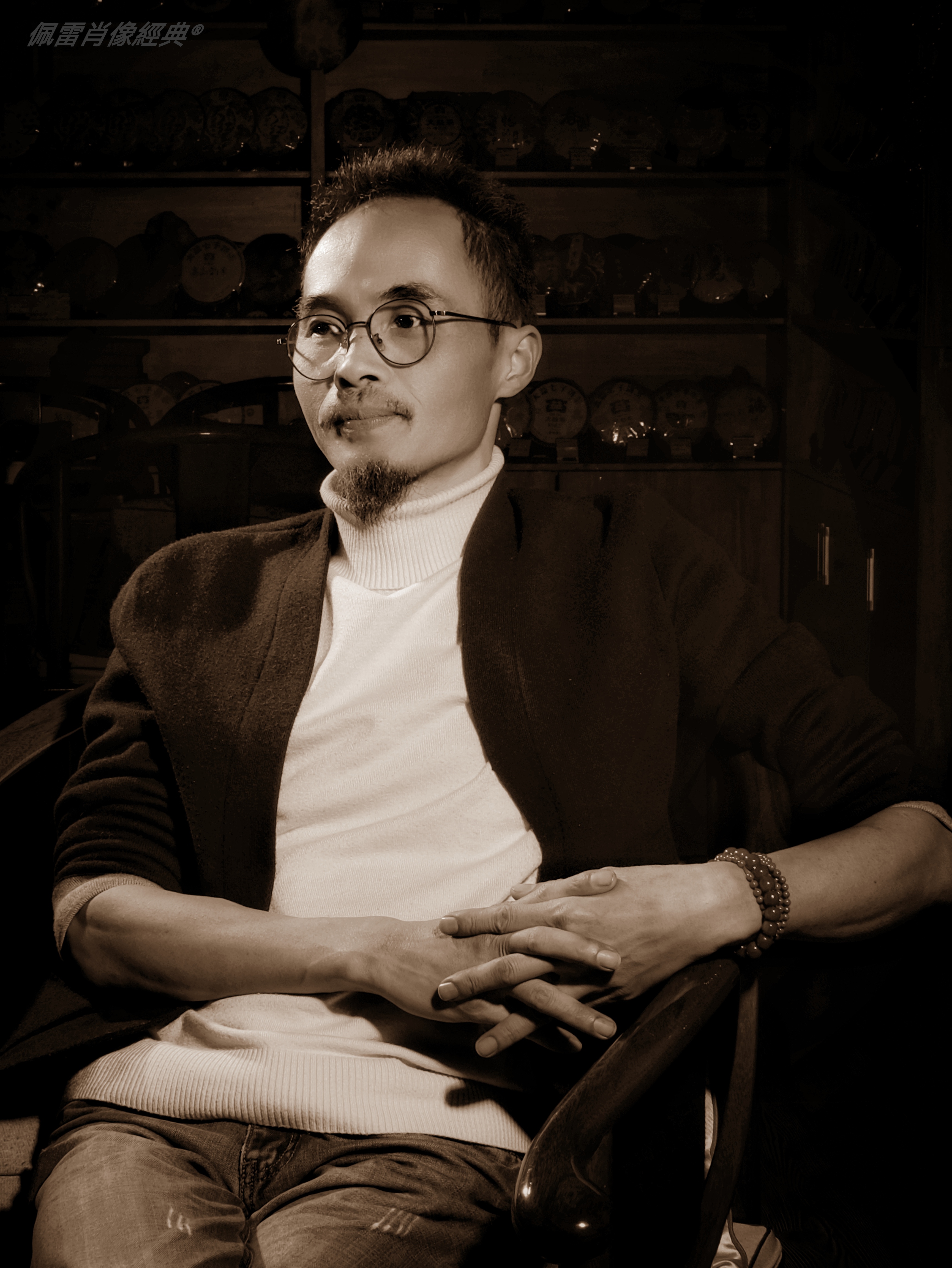 人物肖像:朱一峰,中国画画家,2023年