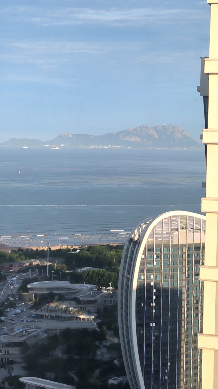 丈夫回家开门后,发现妻子慌张地跑去卫生间了,感觉有啥事瞒着他.