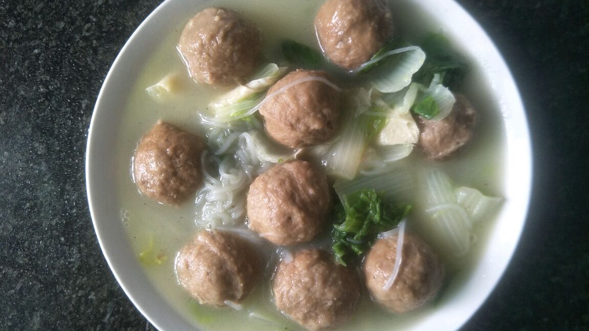 白菜粉丝丸子汤简单煮一煮,汤白叶绿,有食欲,孩子多吃饭