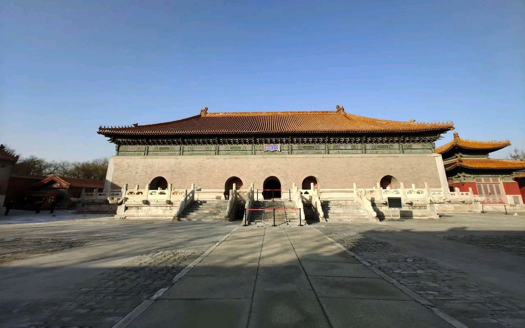 明朝嘉靖年间,皇帝下令在皇宫之外修建一座完全由砖石材料构建的建筑.