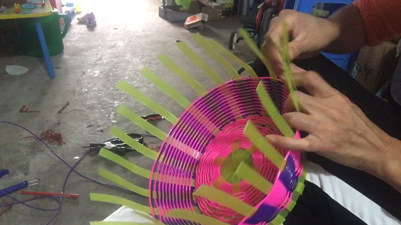 宝妈分享打包带藤条编织手提菜篮子彩色筐身教程喜欢的一起来编吧