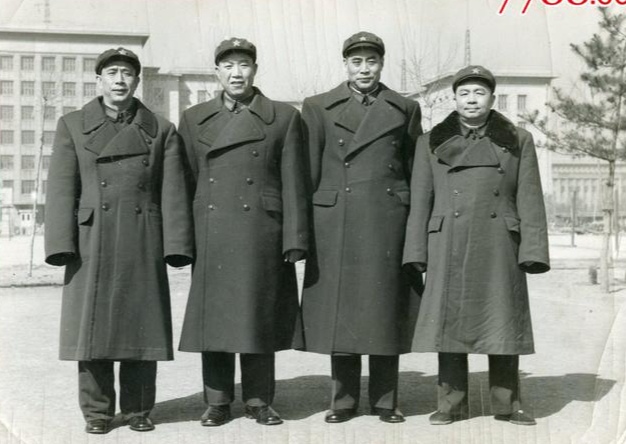 沈阳军区副司令员刘永源上街遇两名军嫂被歹徒洗劫,将军非常愤怒