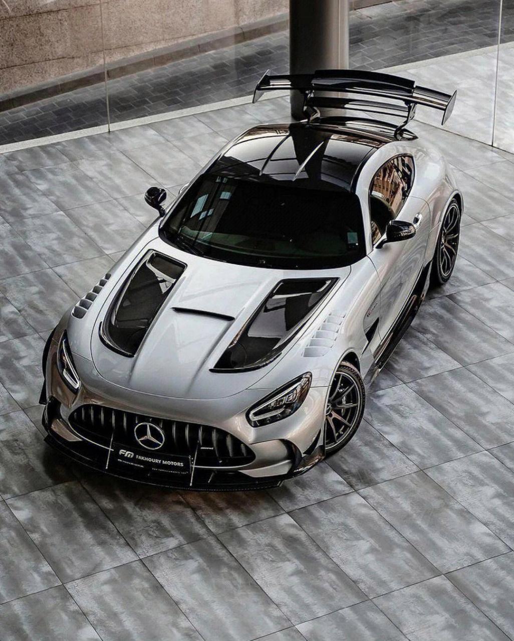 奔驰amg gtr是德国豪华汽车制造商奔驰生产的一款高性能跑车,于2016年