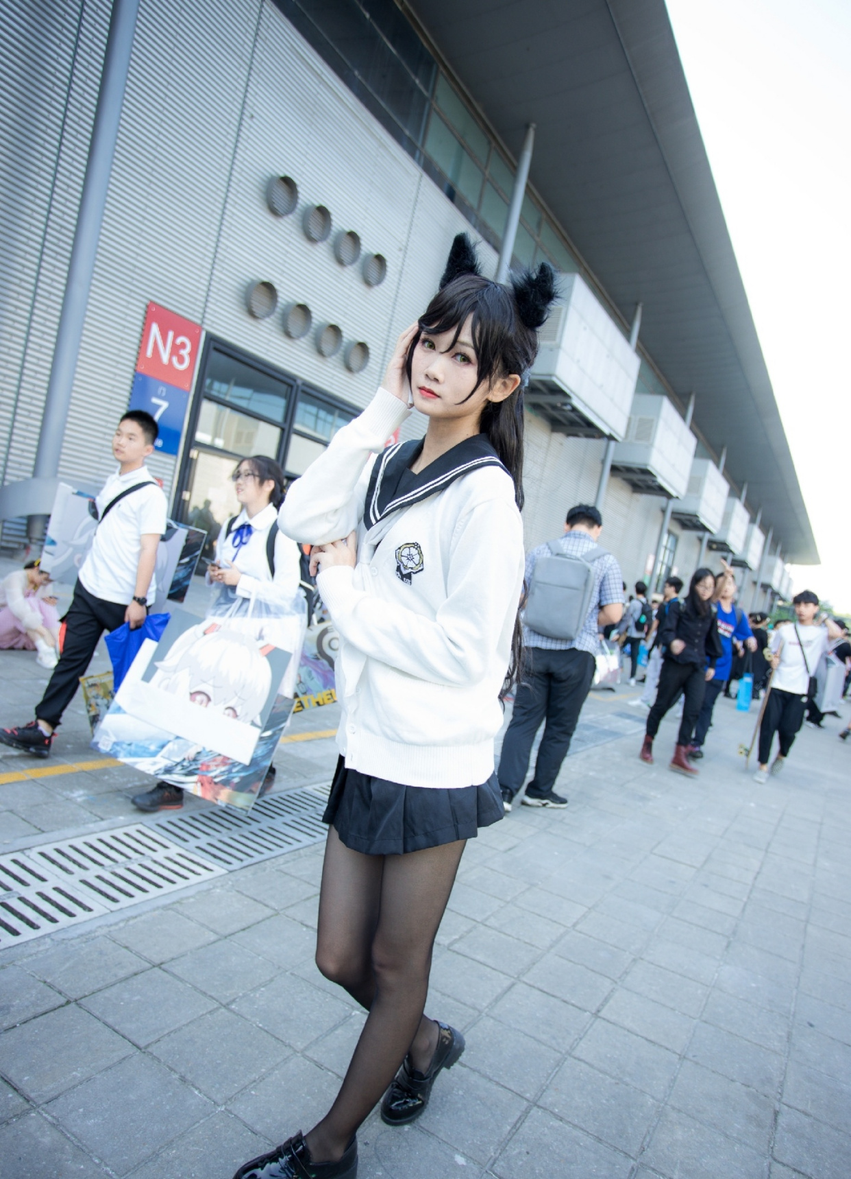 漫展上看到一位腿特别长的爱岩,小短裙配"黑丝",路人都看呆了