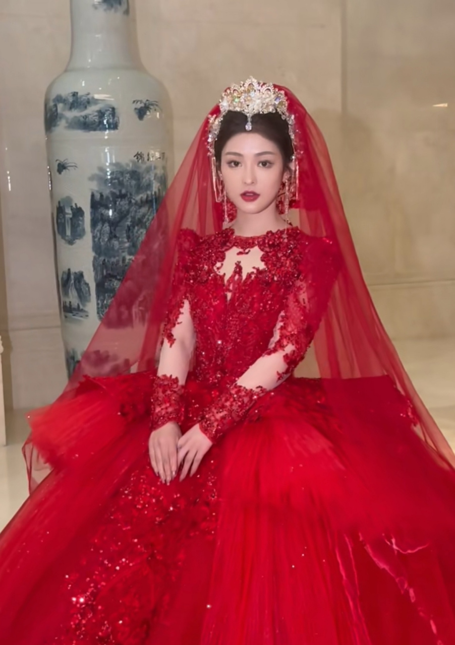 活了30年,第一次看到红色的西式婚纱礼服,比白色更加自信大方,喜庆
