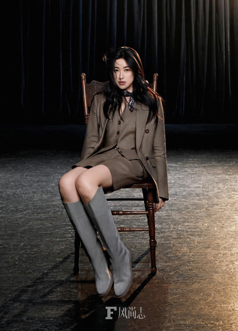 演员朱珠拍摄杂志封面,脱掉靴子展现出美脚的朱珠更加妩媚诱人