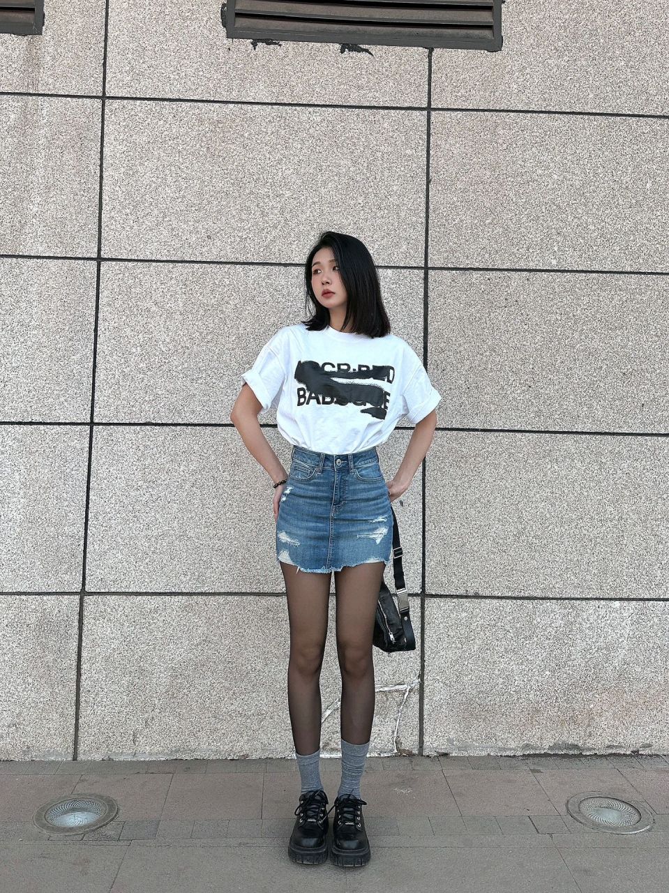 轻熟女穿搭: 牛仔短裙, 搭配黑色丝袜