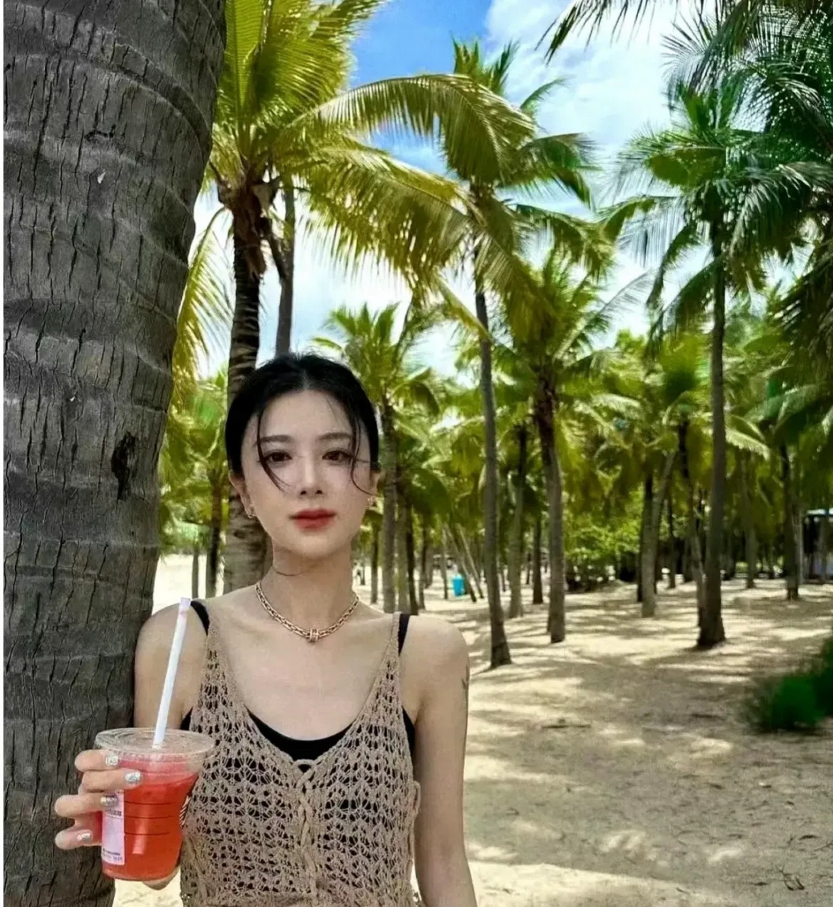 薇娅变成这样了,自从不直播之后,整个人逆袭成女团长相,这颜值简直是