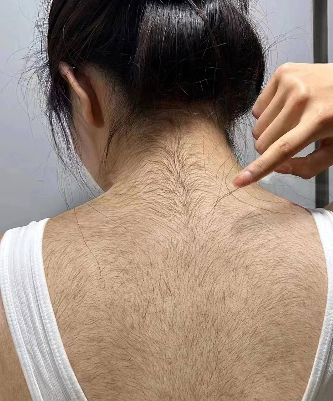 我女朋友在模特公司上班,以前都是拍冬装的照片.