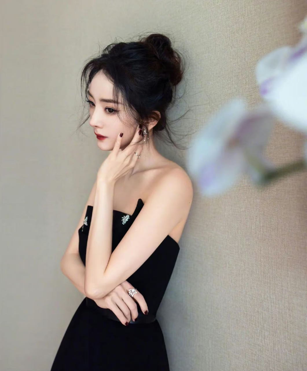 杨幂# 一袭抹胸黑裙,肤白貌美的容颜,白皙细嫩的肩颈线,丰满傲人的