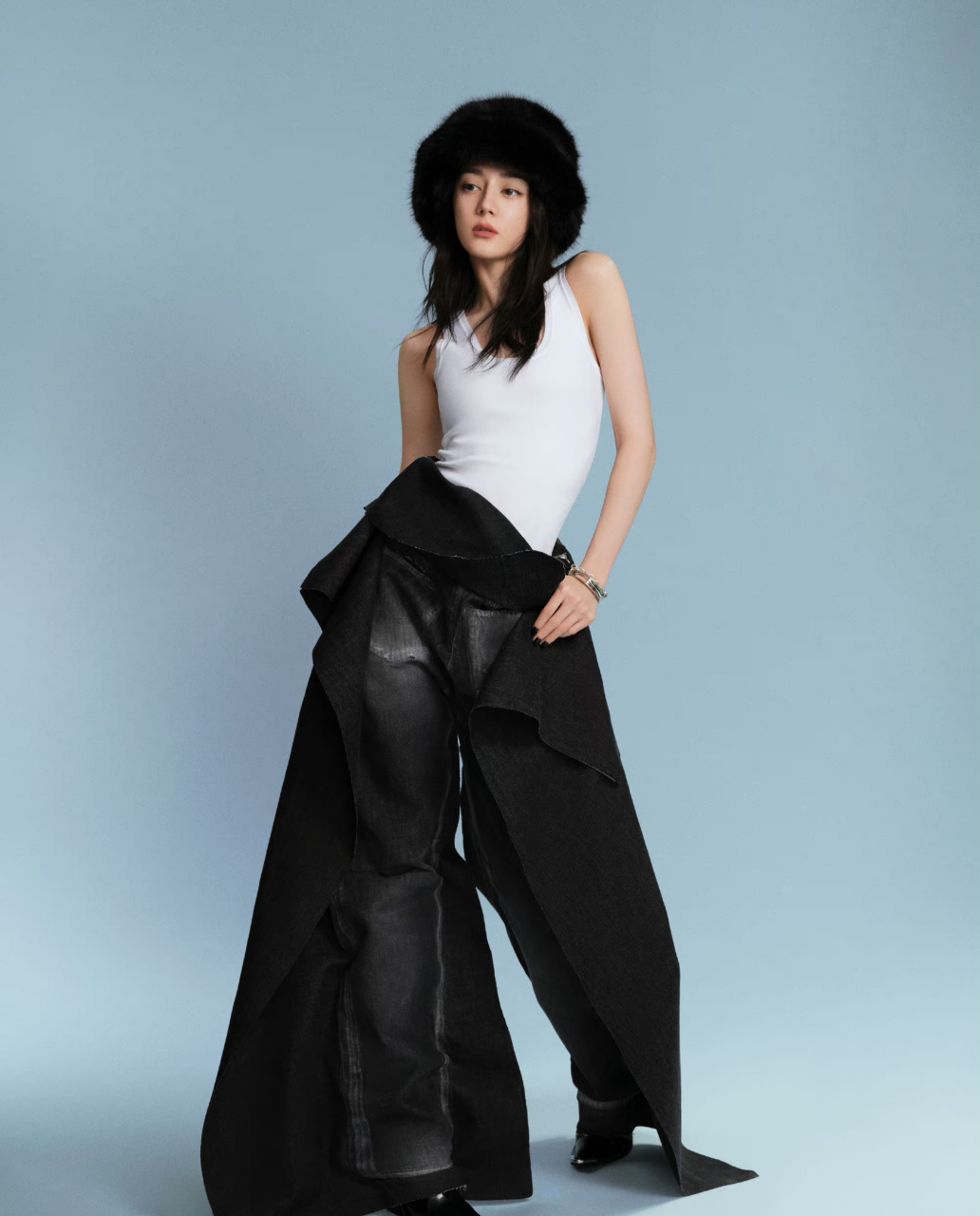 迪丽热巴,黑白时装照!