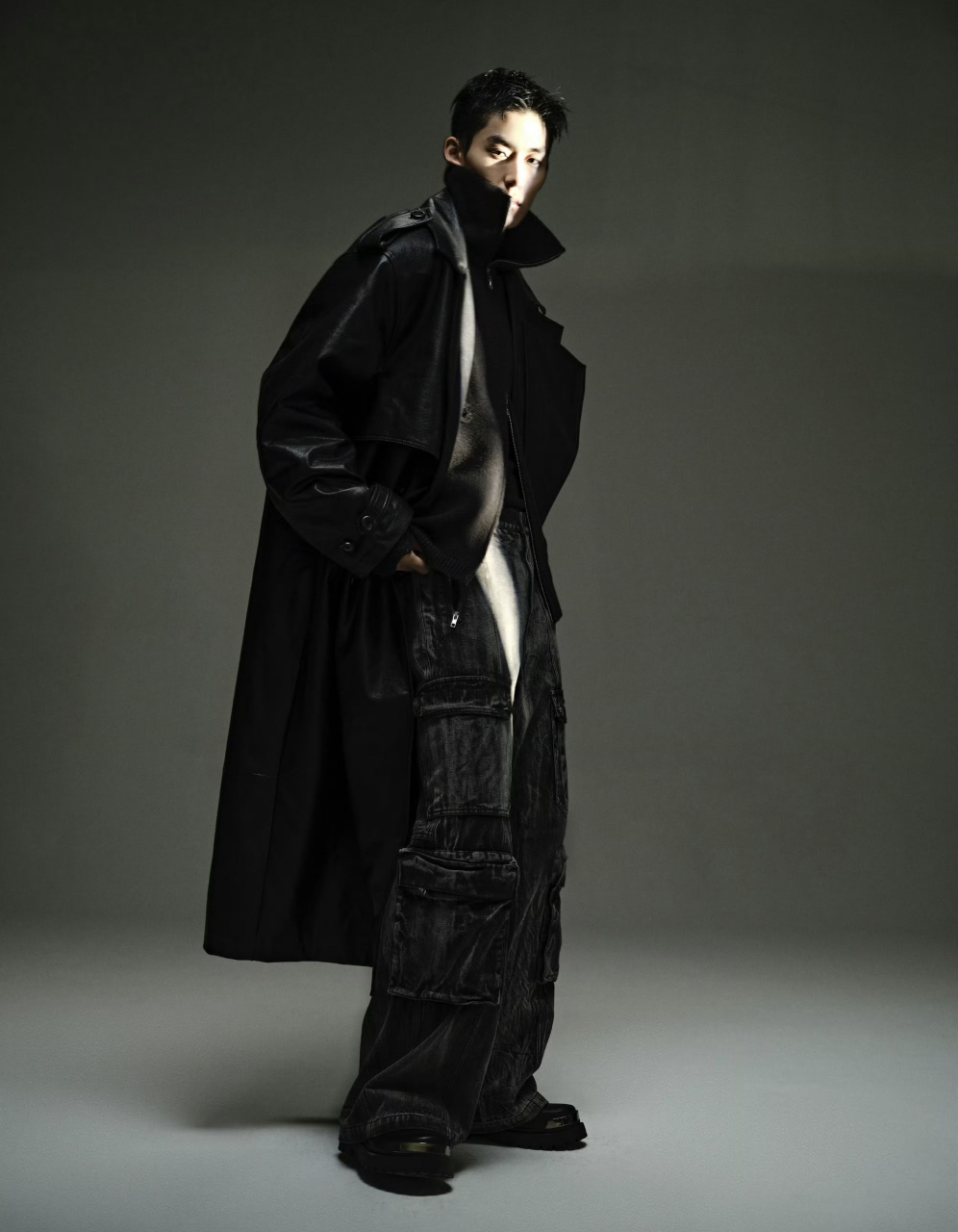 男模大片,这造型拍出来真的很好看,但是日常生活中这样穿搭会不会太