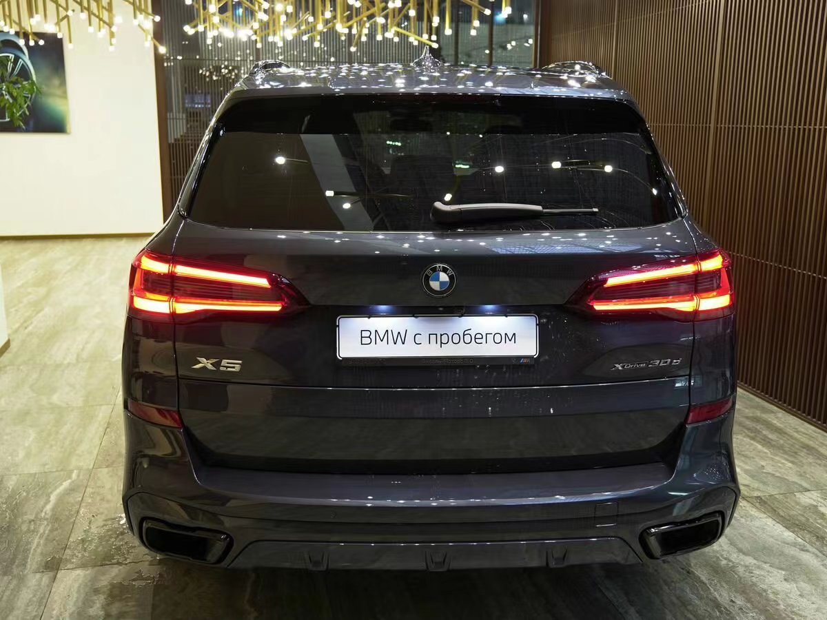 2023宝马x5:全面升级更霸气,黑色格栅 激光大灯,对标奔驰gle