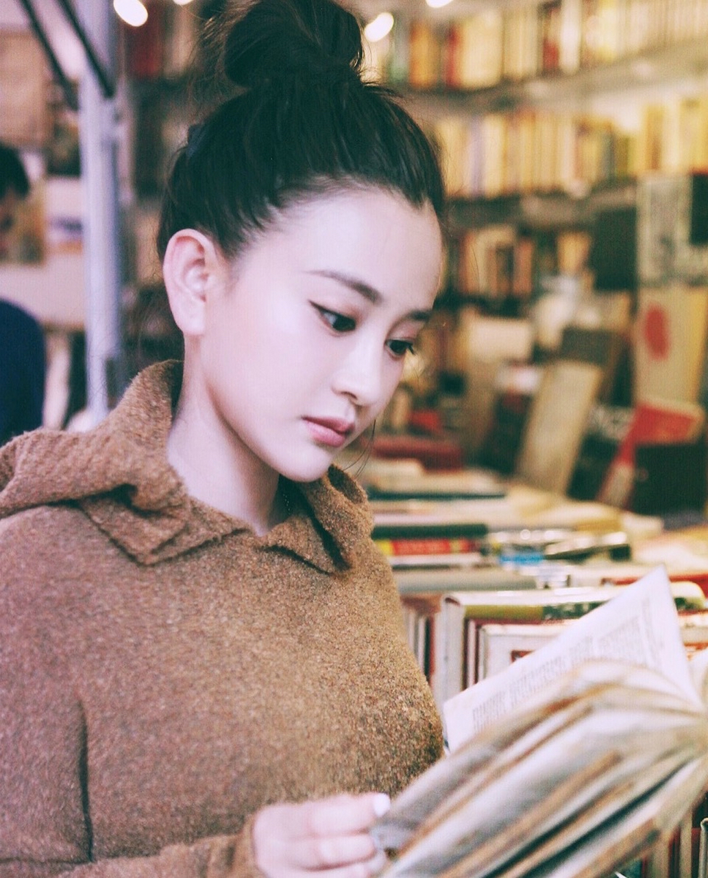 陈昱霖,原名陈梦琳,1988年8月10日出生于湖北省荆门市,中国内地女演员