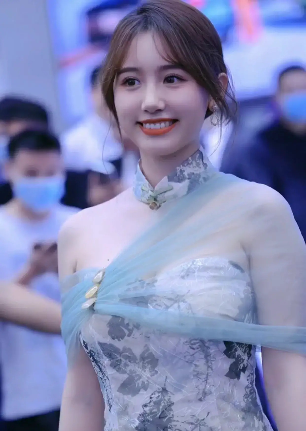 网红一栗莎子凭借自己跳舞吸引众多粉丝,网友:蓝色连衣裙最好看