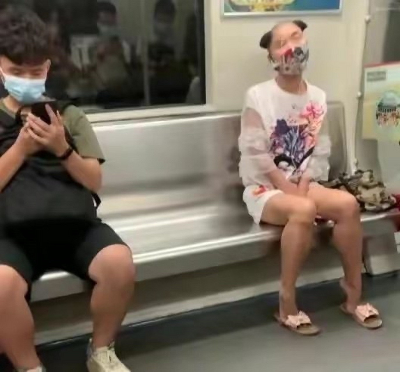 网友发现地铁上有个女生剃了一个日式月代头,虽然说有发型自由,不过