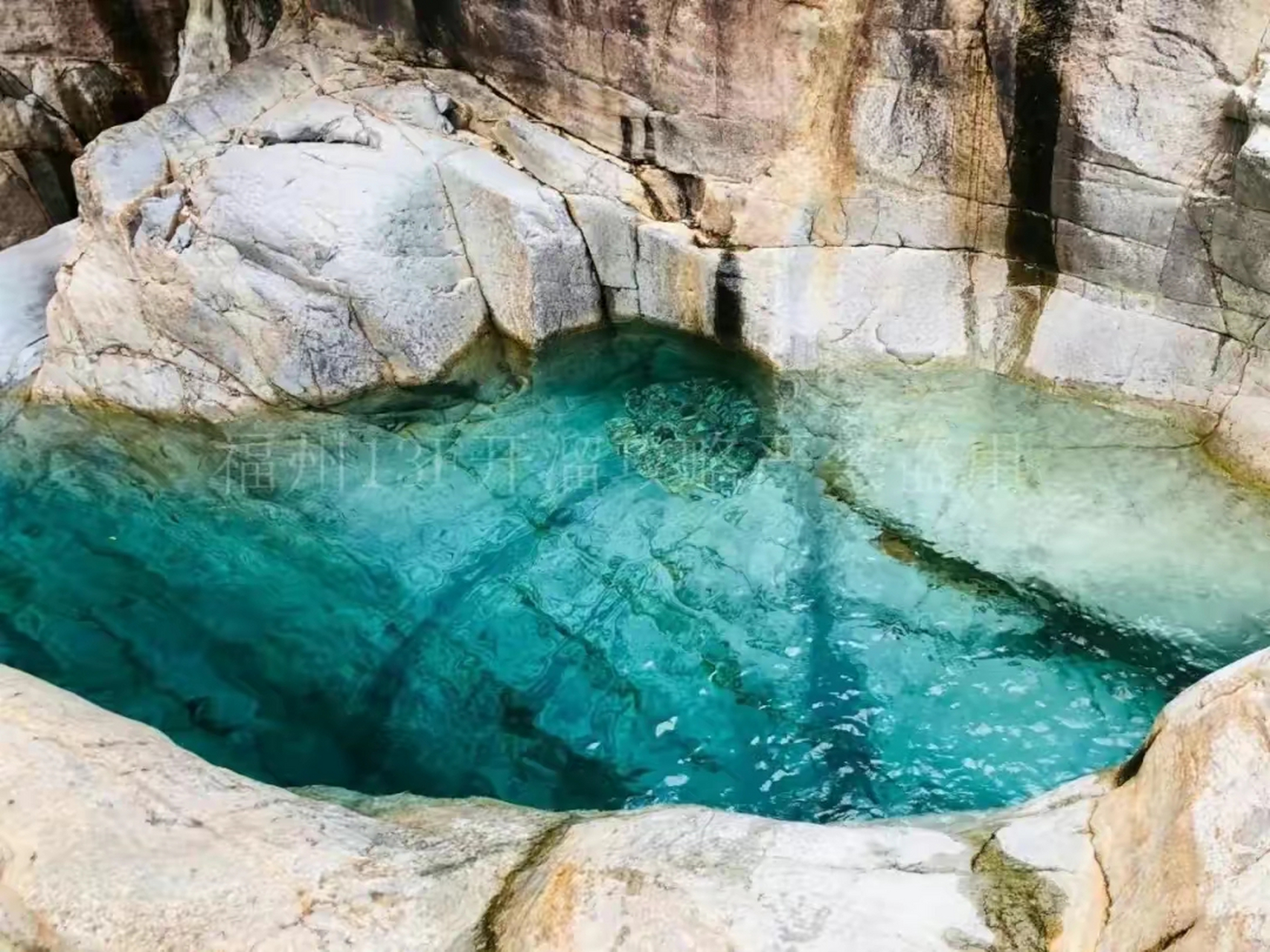 福州寿山乡的"天使之泪"也太美了吧,潭中的水碧绿如玉,清澈见底,犹如