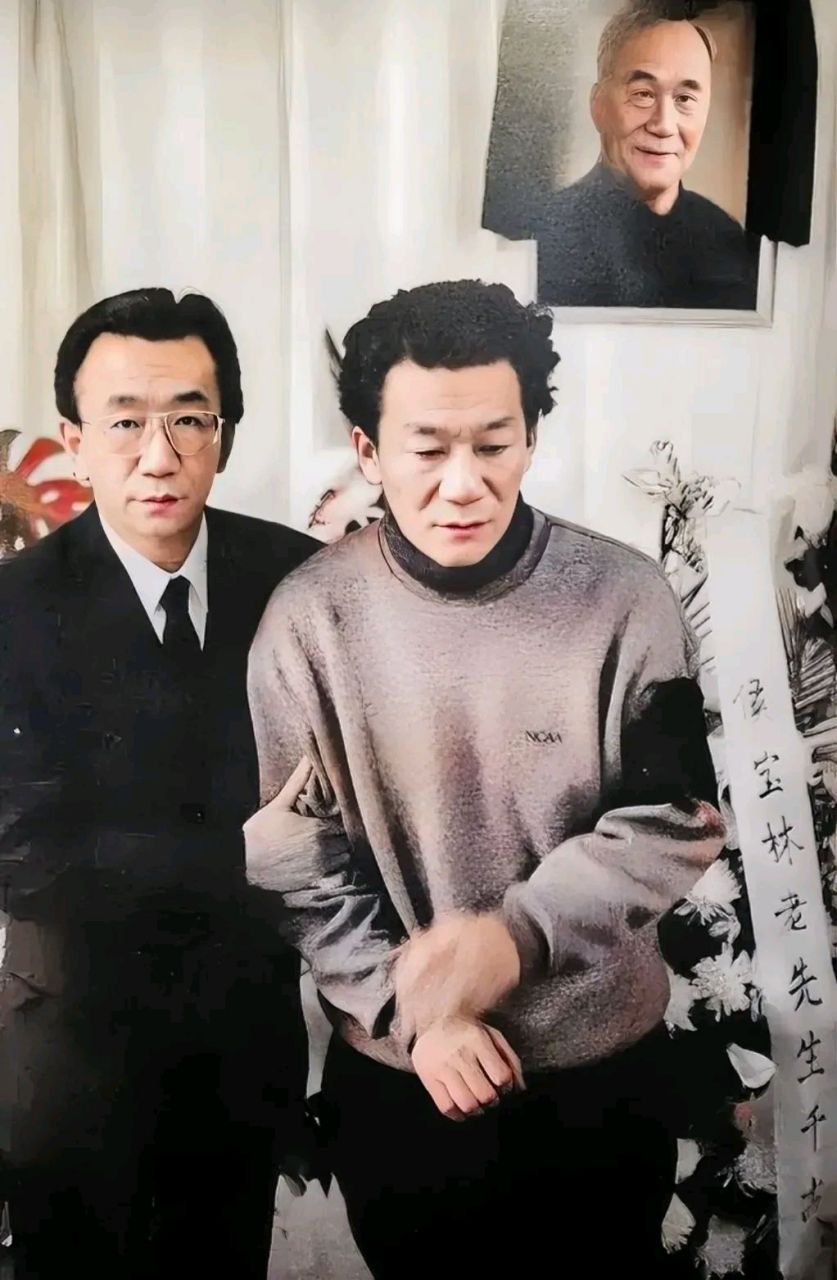 1993年,侯宝林葬礼的现场,侯耀文和侯耀华两兄弟,留下了这一张老照片